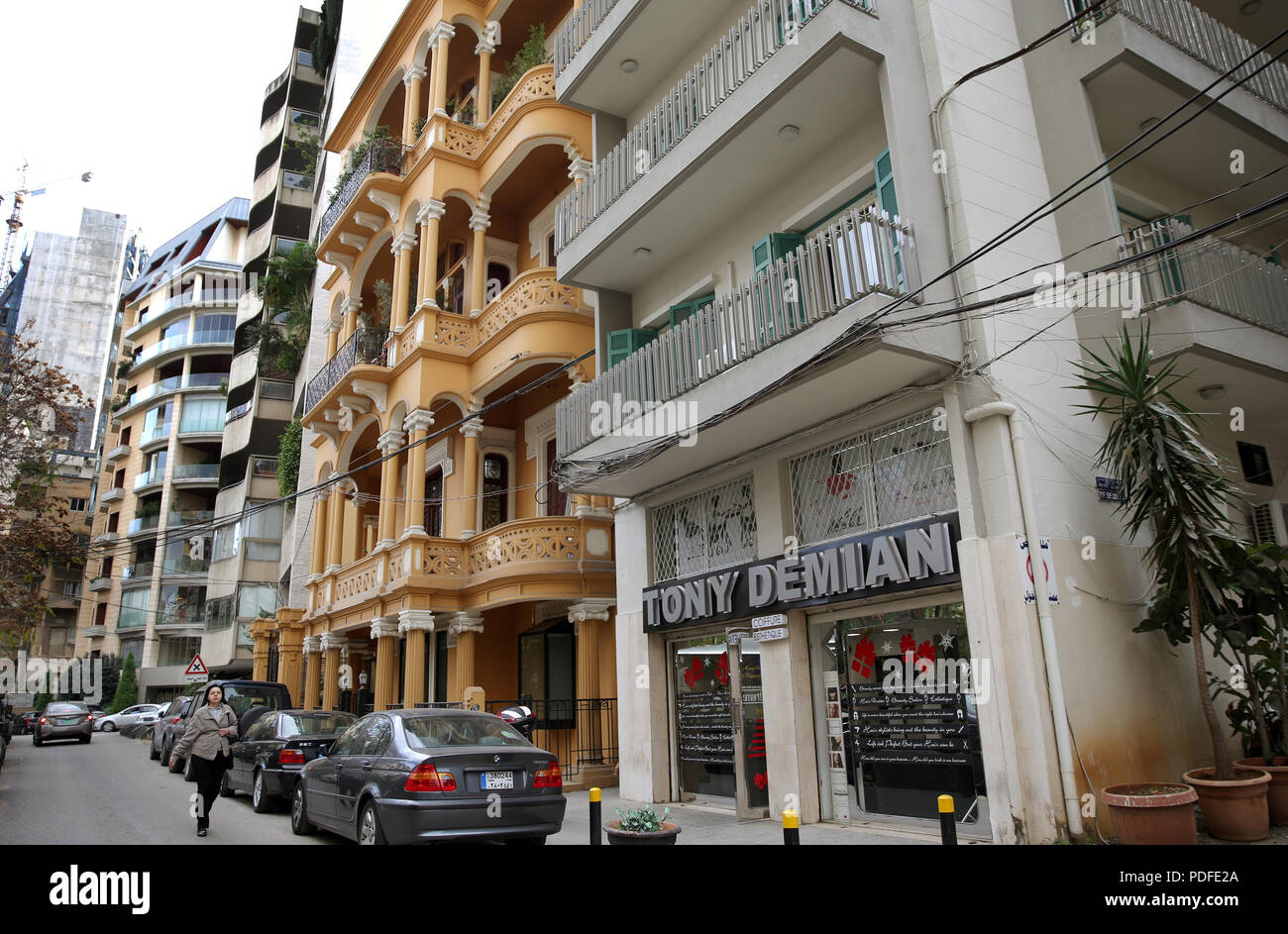 Beirut residua del patrimonio architettonico è in pericolo. Demolizione di edifici di vecchia costruzione è un evento quotidiano dove alto edificio di appartamenti sono tenuto sopra la città. Foto Stock