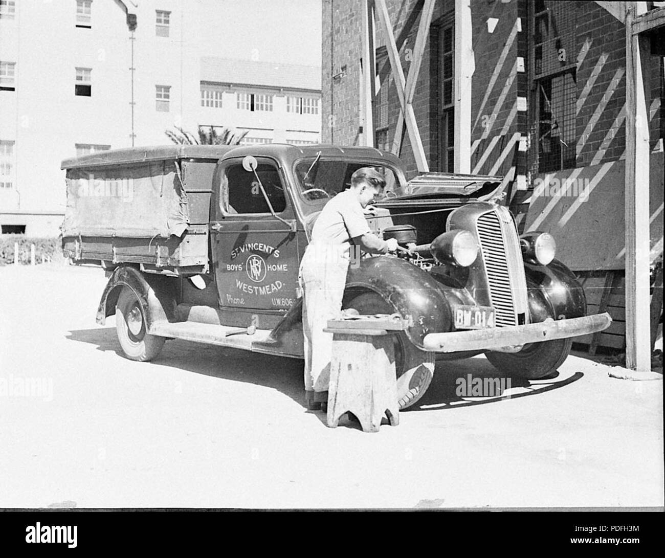 159 37387 SLNSW Boy riparazione carrello Foto Stock