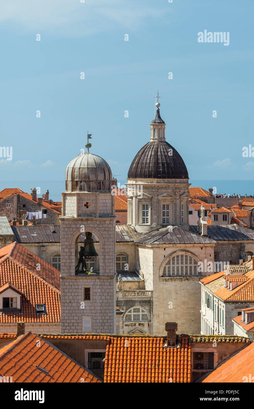 Dubrovnik Città Vecchia e la Cattedrale come visto dalle mura della città. Foto Stock