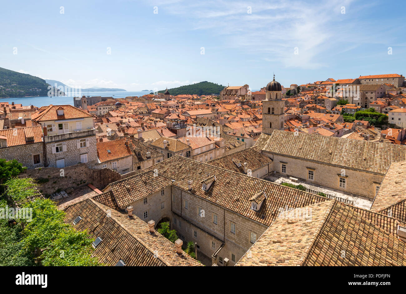 Dubrovnik Città Vecchia come visto dalle mura della città. Foto Stock