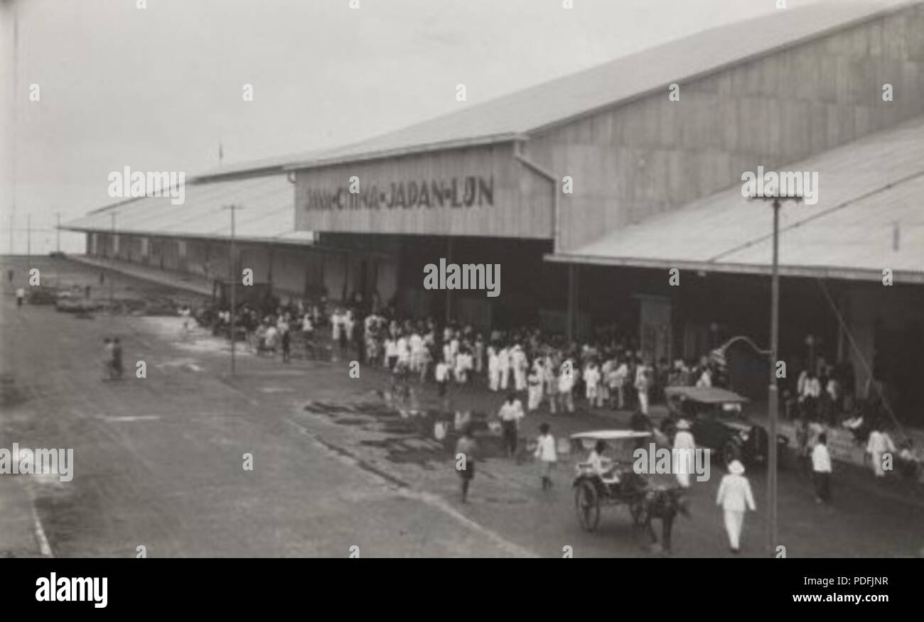 150 Haven van Tandjong Priok bij Batavia. Passagiershal van de Java-China-Japan-Lijn Foto Stock