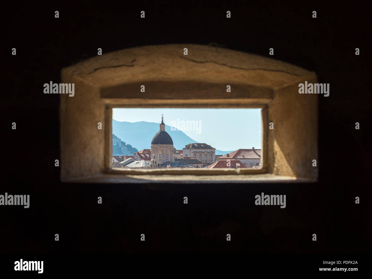 Dubrovnik Cattedrale e la Città Vecchia, visto attraverso le lacune nelle mura della città. Foto Stock