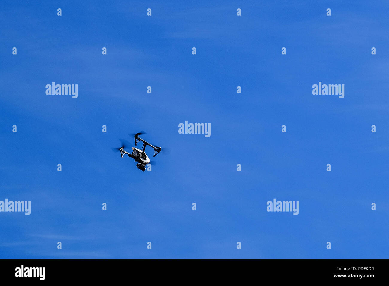 Aeromobile quadcopter, drone con video di alta qualità della fotocamera. In piedi sulla terra. Foto Stock