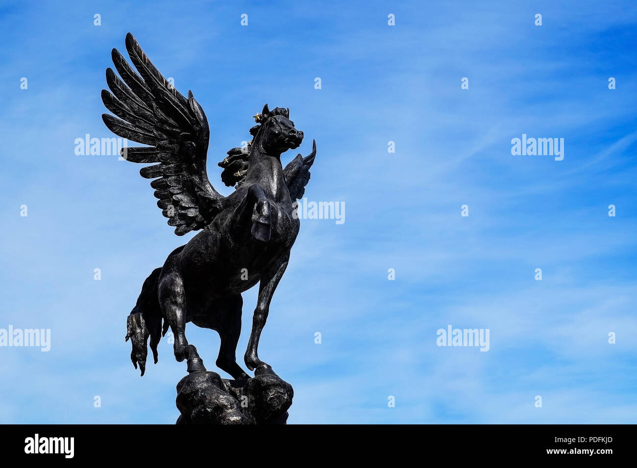 San Pietroburgo. La RUSSIA. 05.27.2018 La scultura di un cavallo Pegasus nel cielo Foto Stock
