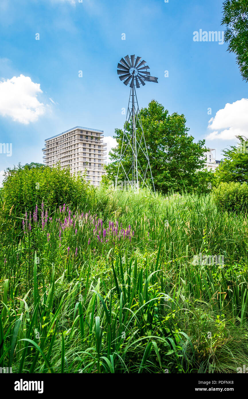 Parc Clichy Batignolles, noto anche come Martin Luther King Park è uno dei nuovi parchi urbani di Parigi, Francia. Foto Stock