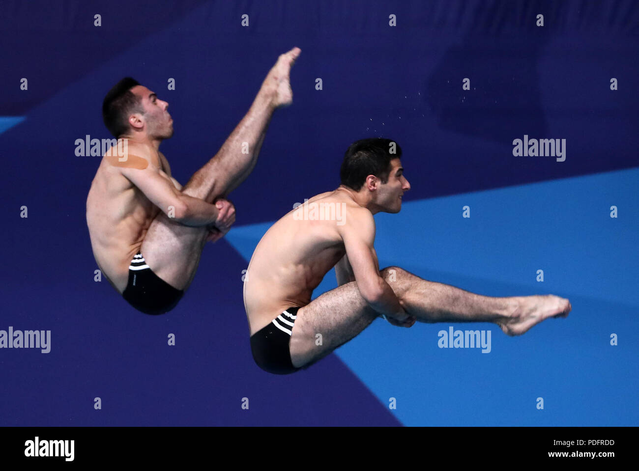 Armenia Il Lev Sarkissian e Vladimir Harutyunyan in azione negli uomini sincronizzato 10m Platform diving concorrenza durante il giorno otto del 2018 Campionati Europei presso il Royal Commonwealth Pool, Edimburgo Foto Stock