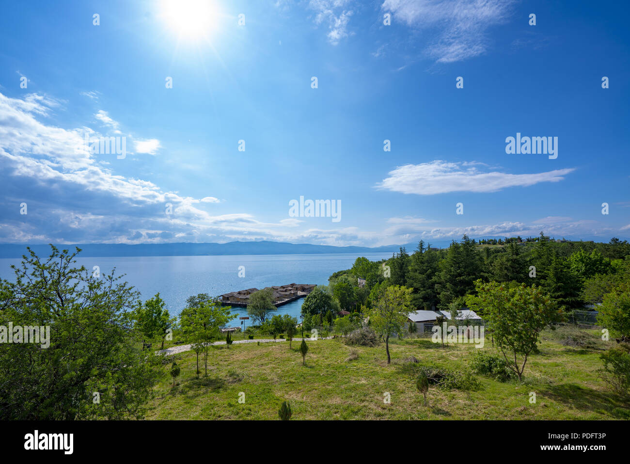 Il lago di Ohrid paesaggi e lavato in barca sulla spiaggia Foto Stock