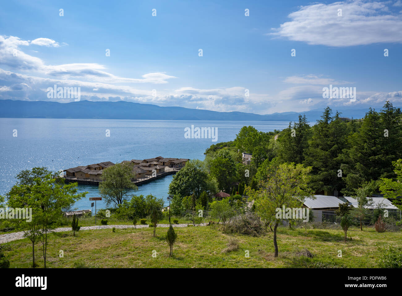 Il lago di Ohrid paesaggi e lavato in barca sulla spiaggia Foto Stock