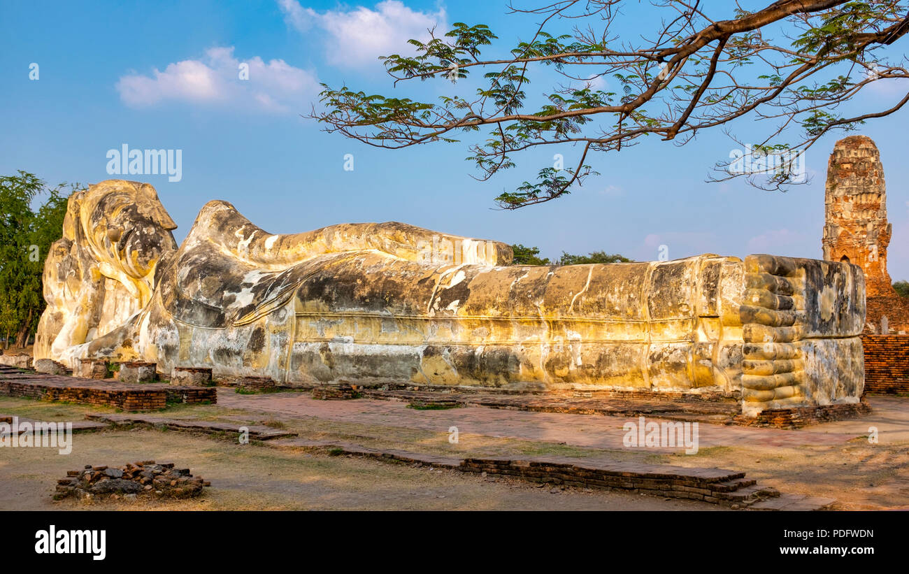 Buddha reclinato di Wat Lokayasutharam, Ayutthaya, Thailandia Foto Stock