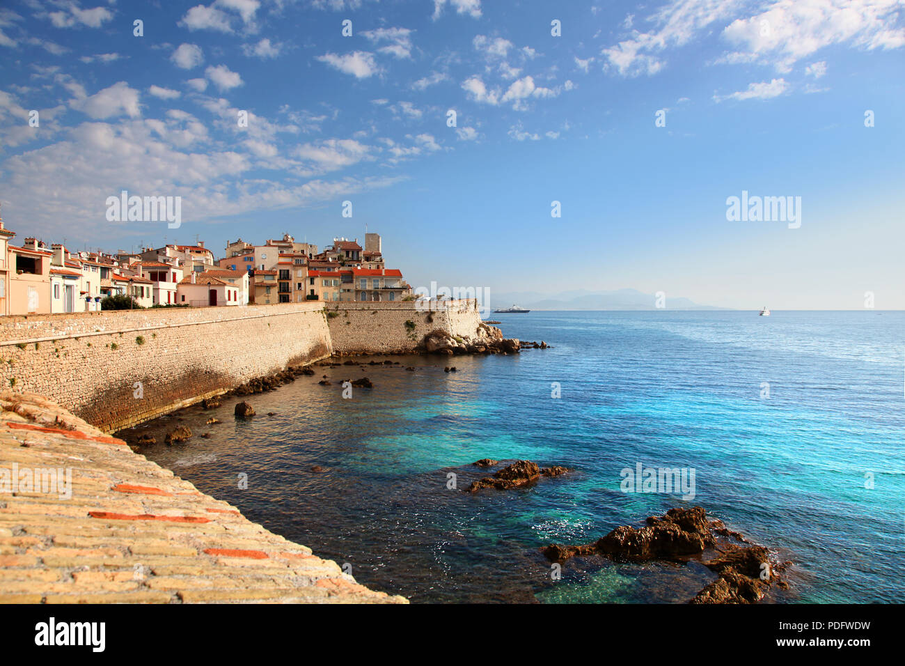 Vista del blu del mare Mediterraneo porto dalla Città Vecchia Antibes Francia Foto Stock