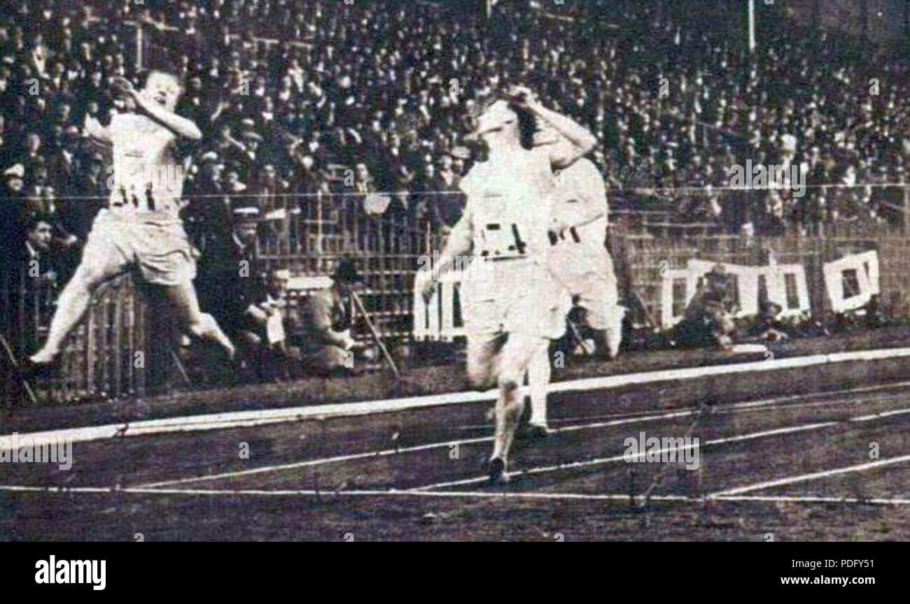 130 Finale du 200 mètres des JO 1924, G. à D. Charles Paddock (2e), Jackson Scholz (1er), Eric Liddell (3e) Foto Stock