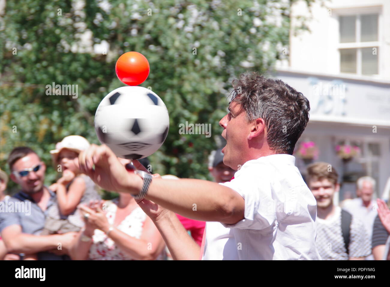 Animatore di bambini giocola palle a Sidmouth Folk Festival, East Devon, Regno Unito. Agosto, 2018. Foto Stock