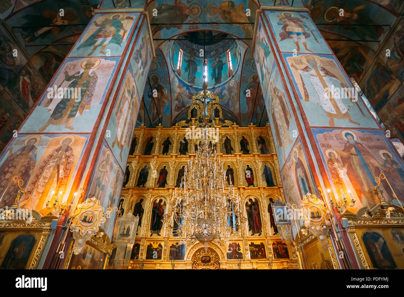 Sergiev Posad, Russia - 23 Maggio 2015: Interno della Dormizione (ipotesi) Cattedrale (1559 - 1585) nella Trinità Lavra di San Sergio Foto Stock