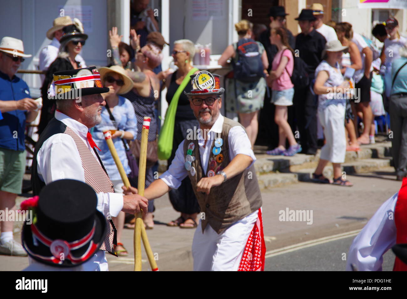 Morris ballerini a Sidmouth Folk Festival su una soleggiata giornata d'estate. East Devon, Regno Unito. Foto Stock