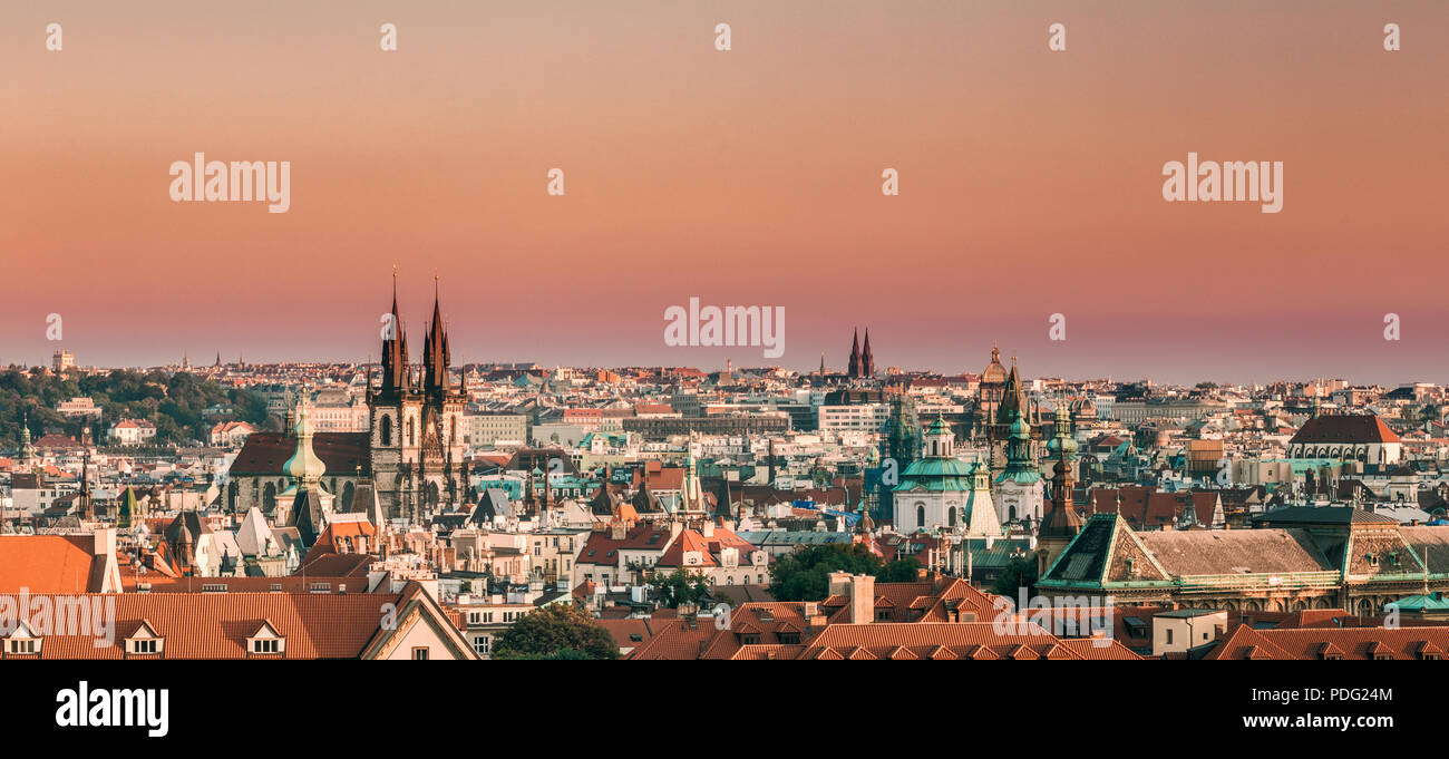 Praga, Repubblica Ceca. Vista panoramica del paesaggio nel tempo al tramonto Foto Stock