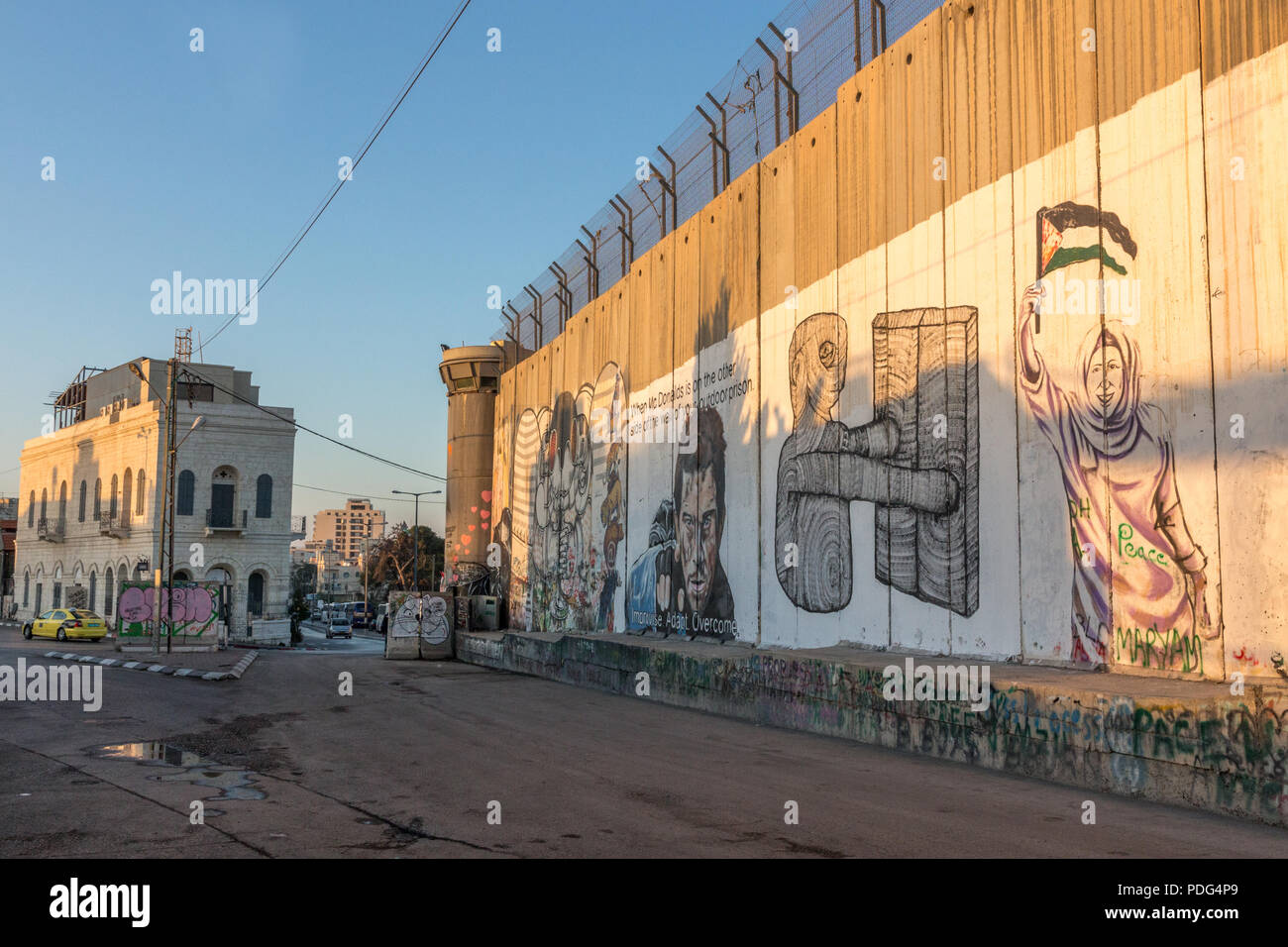 I graffiti sulla barriera di separazione / parete di pace a Betlemme, Israele, Palestina, Medio Oriente. Ottobre 2017 Foto Stock