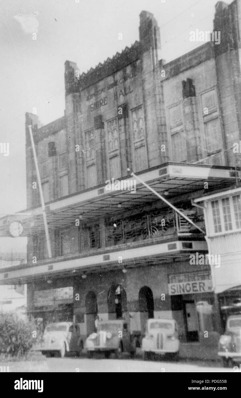 73 Johnstone Shire Hall, Innisfail, mostrando il piano superiore arcuata di entrata e la facciata in stile Art Deco, circa 1947 Foto Stock