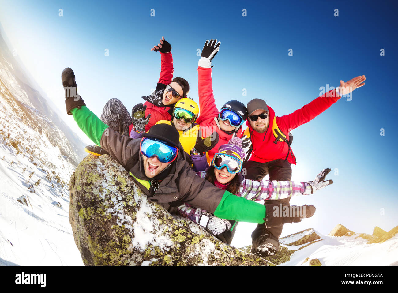 Gruppo amici felice crazu fun ski resort Foto Stock