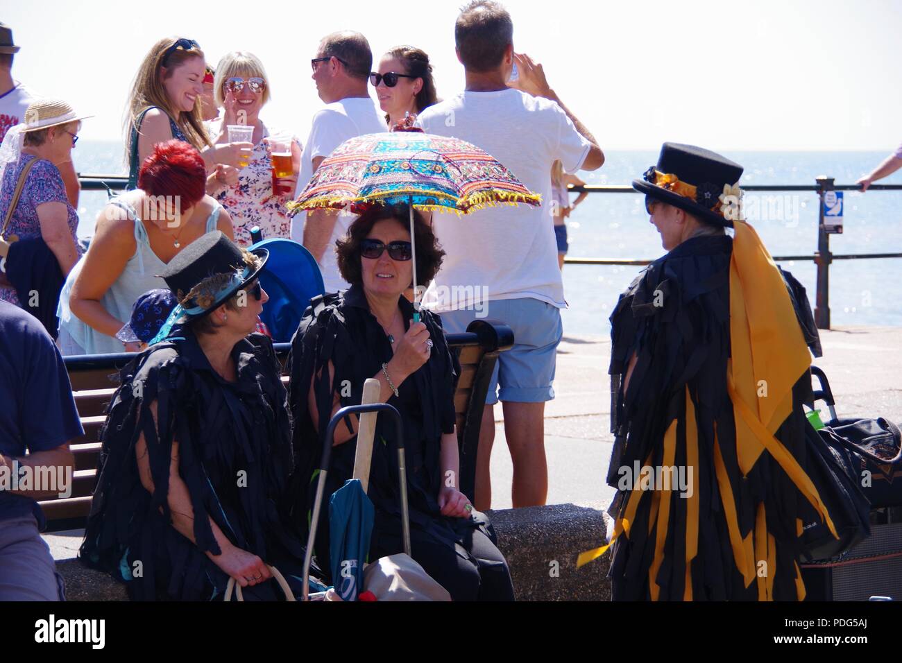 Confine Wreckers Morris ballerini a Sidmouth Folk Festival. East Devon, Regno Unito. Foto Stock