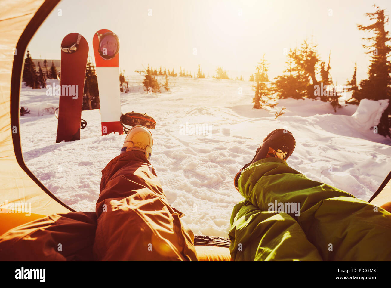 Due amici amanti dello snowboard in un momento di relax a tenda Foto Stock