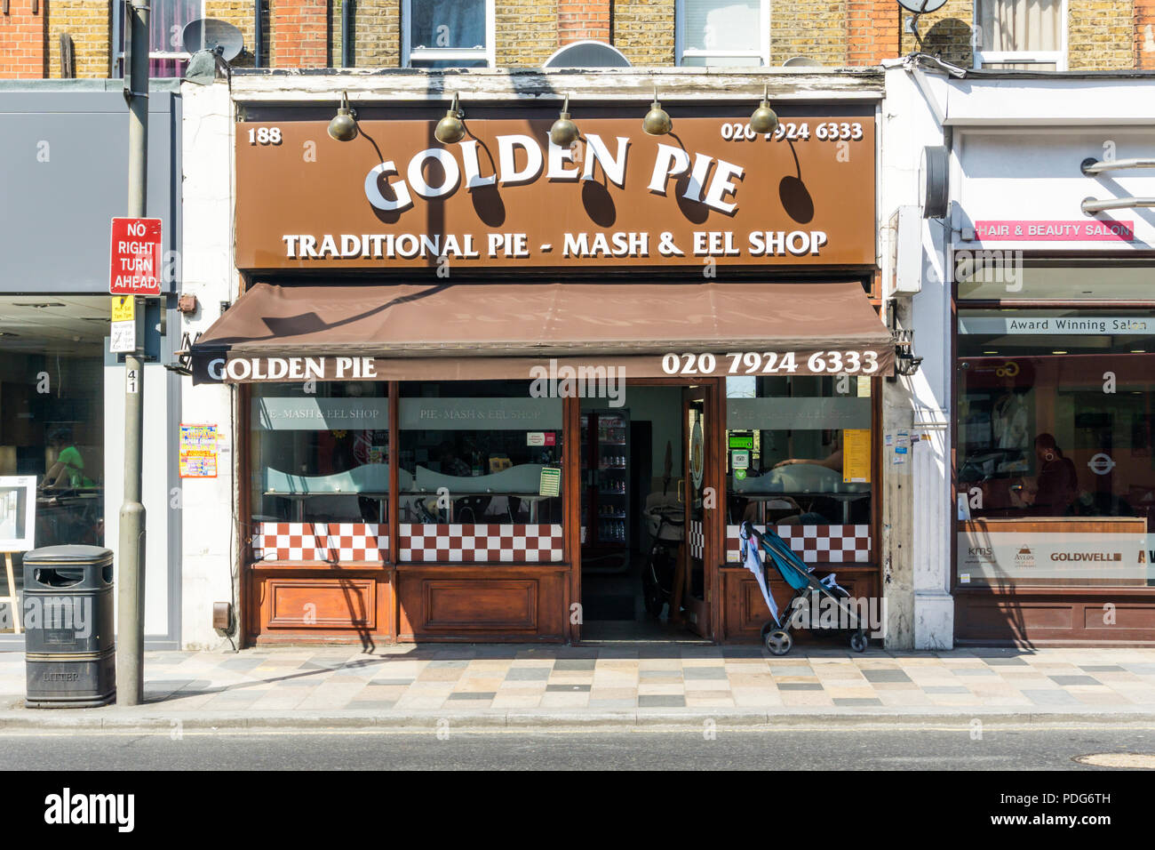 Il Golden Torta tradizionale & Mash eel pie shop a Clapham Junction. Foto Stock