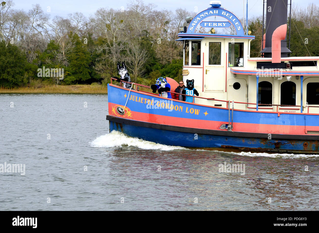 Tre furries su un traghetto a bordo di Juliette Gordon Low a Savannah, Georgia, Stati Uniti. Foto Stock