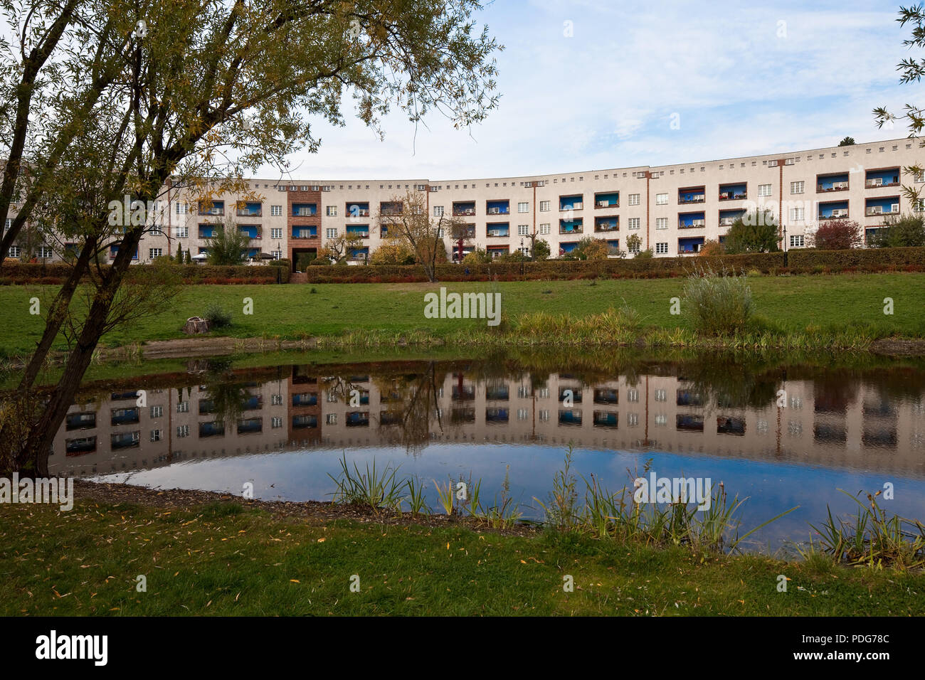 Innenhof mit Teich und nördlicher Randbebauung Foto Stock