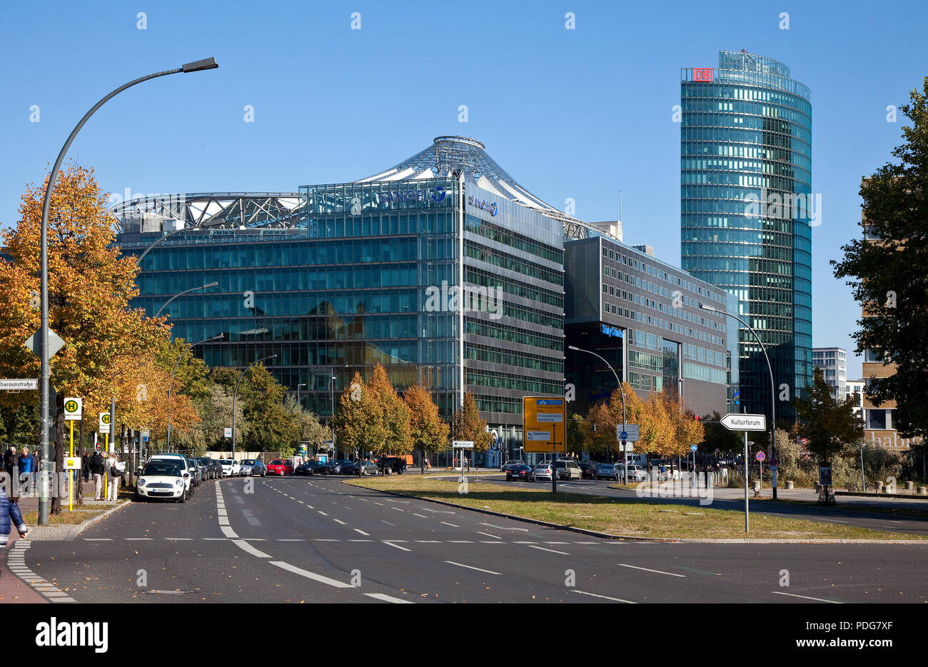 Links Sony Center, rechts DB-Hochhaus am Potsdamer Platz, 103 m hoch, beide 1998-2000 von Helmut Jahn Foto Stock