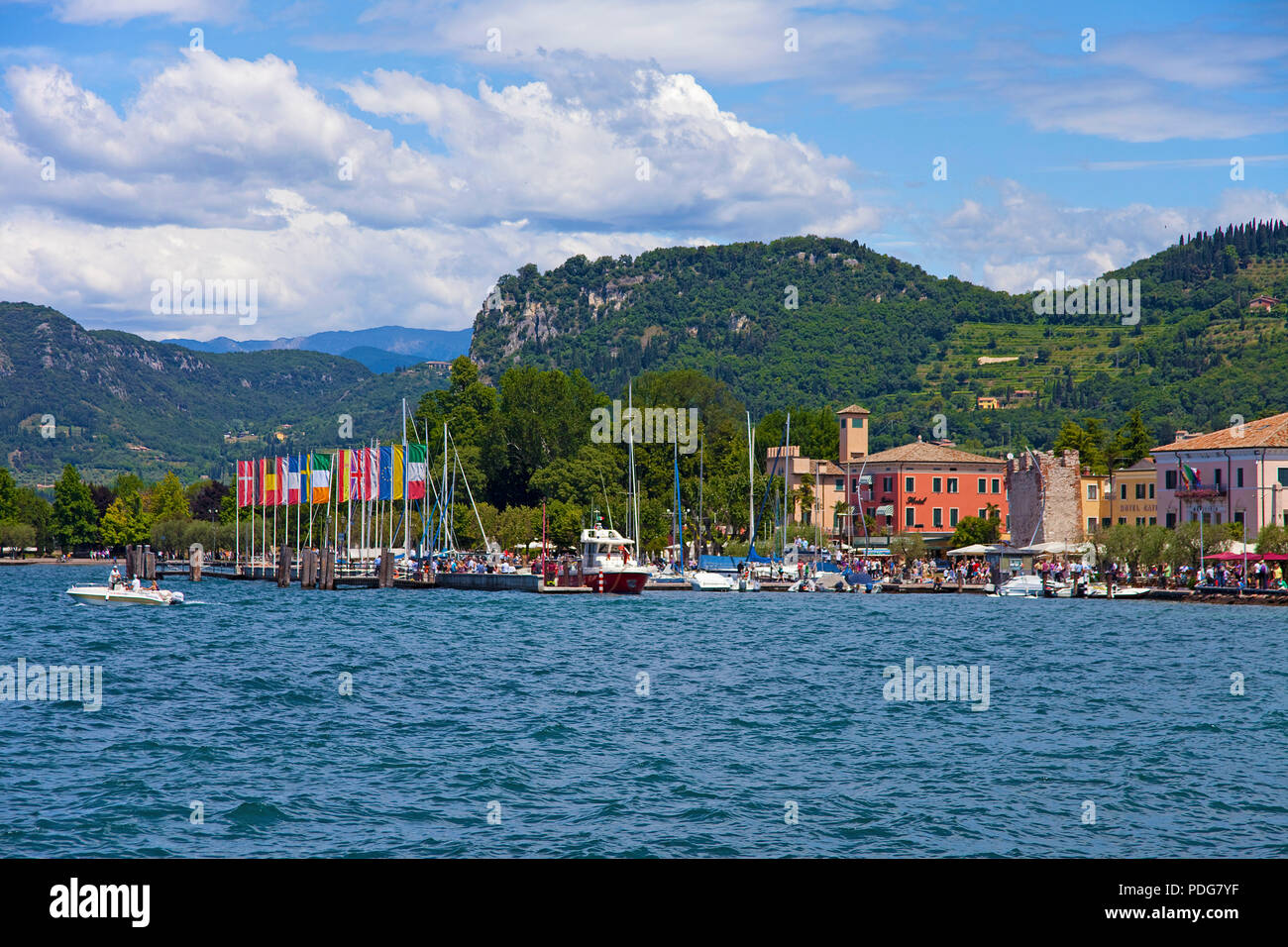 Vista sul porto di Bardolino, provincia di Verona, Lago di Garda, Lombardia, Italia Foto Stock