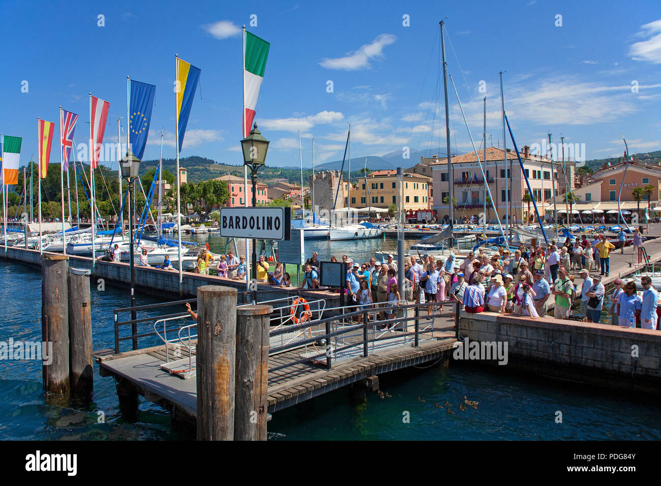 I turisti in attesa di escursione in barca dal molo di Bardolino, provincia di Verona, Lago di Garda, Lombardia, Italia Foto Stock