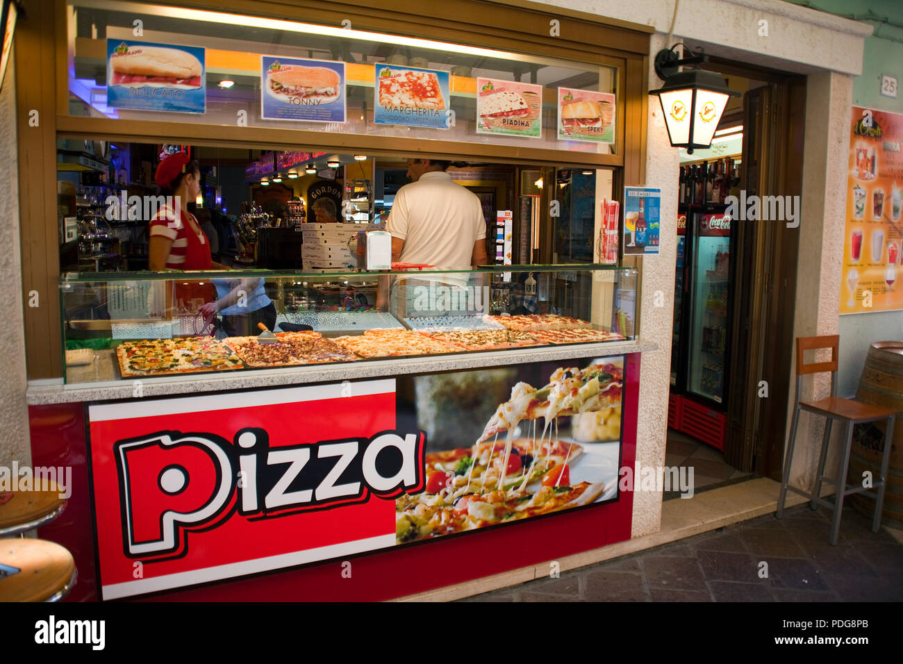 Pizzeria in un vicolo, centro storico di Garda, provincia di Verona, Lago di Garda, Lombardia, Italia Foto Stock