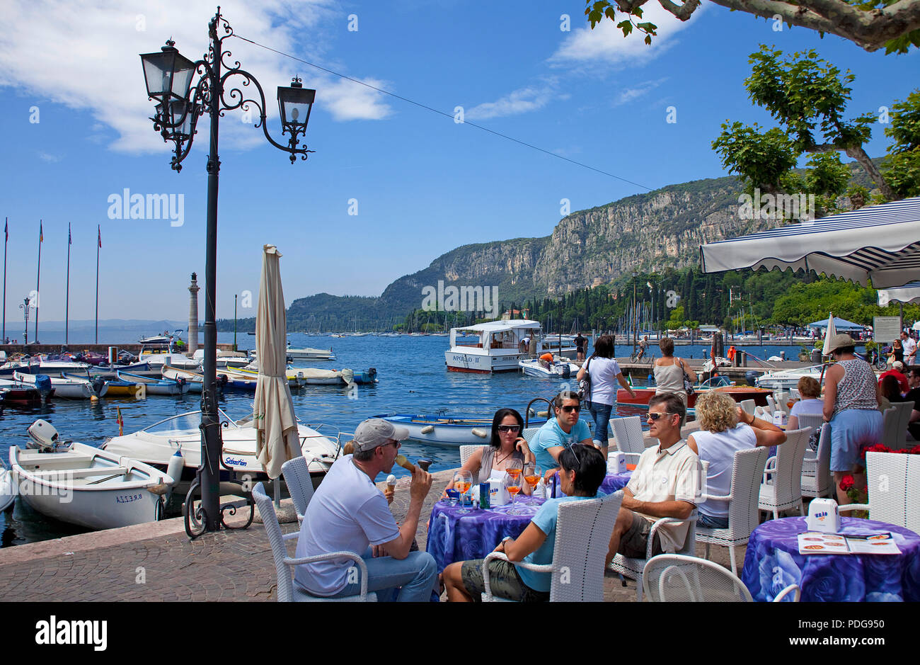 La gente in un cafè al lago di Garda, provincia di Verona, Lago di Garda, Italia Foto Stock