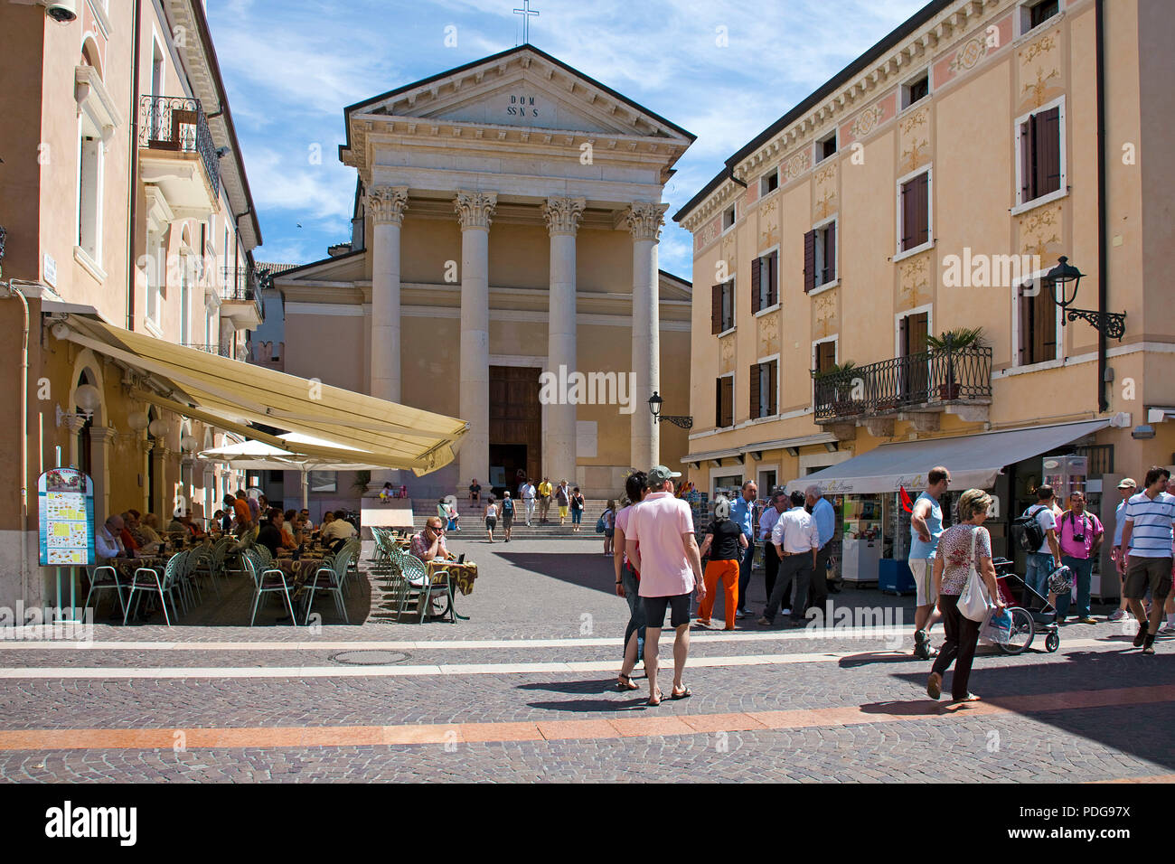 Vista dalla passeggiata sulla chiesa di San Zeno, Bardolino, provincia di Verona, Lago di Garda, Lombardia, Italia Foto Stock