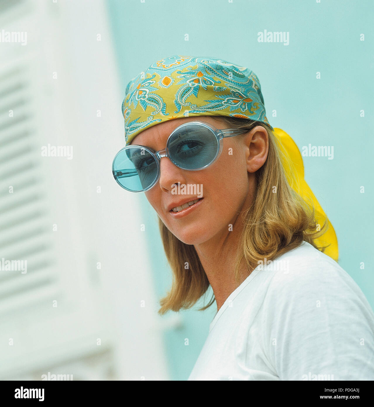 Anni sessanta bicchieri. Estate 69. Il giovane femmina modello di moda è  indossando questo anni modello di occhiali da sole e accessori. 1969 ref  CV25-8 Foto stock - Alamy
