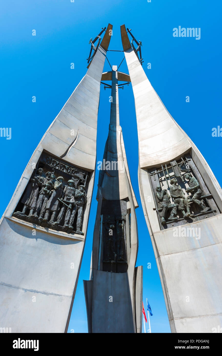 Il livello del suolo vista della scultura in bronzo bassorilievi alla base del Monumento ai Caduti i lavoratori del cantiere accanto al cantiere di Danzica, Polonia. Foto Stock