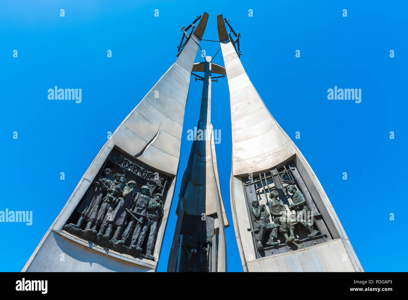 Il livello del suolo vista della scultura in bronzo bassorilievi alla base del Monumento ai Caduti i lavoratori del cantiere accanto al cantiere di Danzica, Polonia. Foto Stock