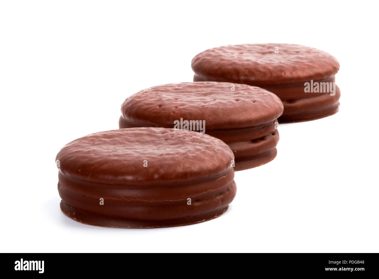 Tre biscotti al cioccolato isolato su sfondo bianco Foto Stock