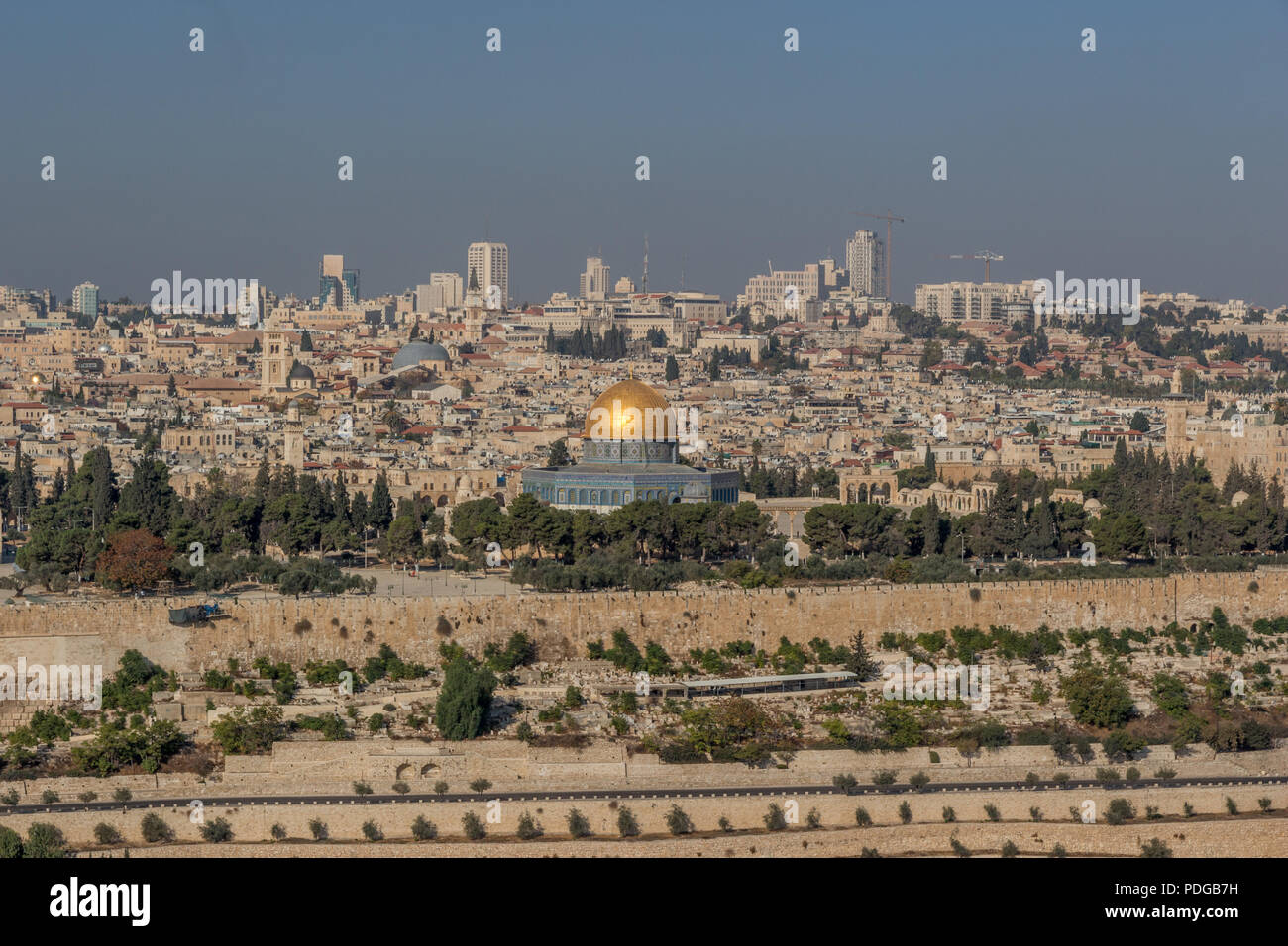 Vista di Gerusalemme la città vecchia e la Montagna del Tempio e Cupola della roccia e la moschea Al Aqsa dal Monte degli Ulivi a Gerusalemme, Israele, Medio Oriente , 2017 Foto Stock