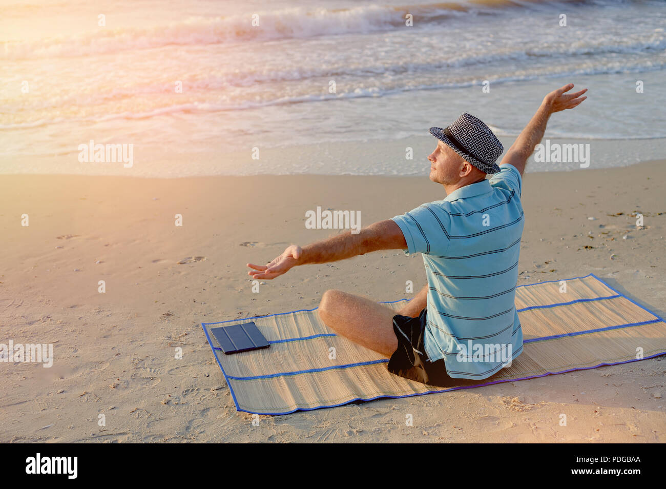 Estate lifestyle ritratto gioia maschio sulla spiaggia in riva al mare stile di vita mattina all'alba, il concetto in viaggio Foto Stock