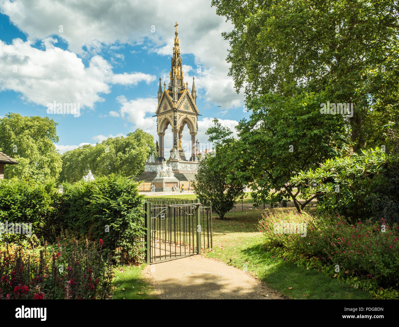 L'Albert Memorial in Kensington Gardens, South Kensington, Londra, Inghilterra Foto Stock