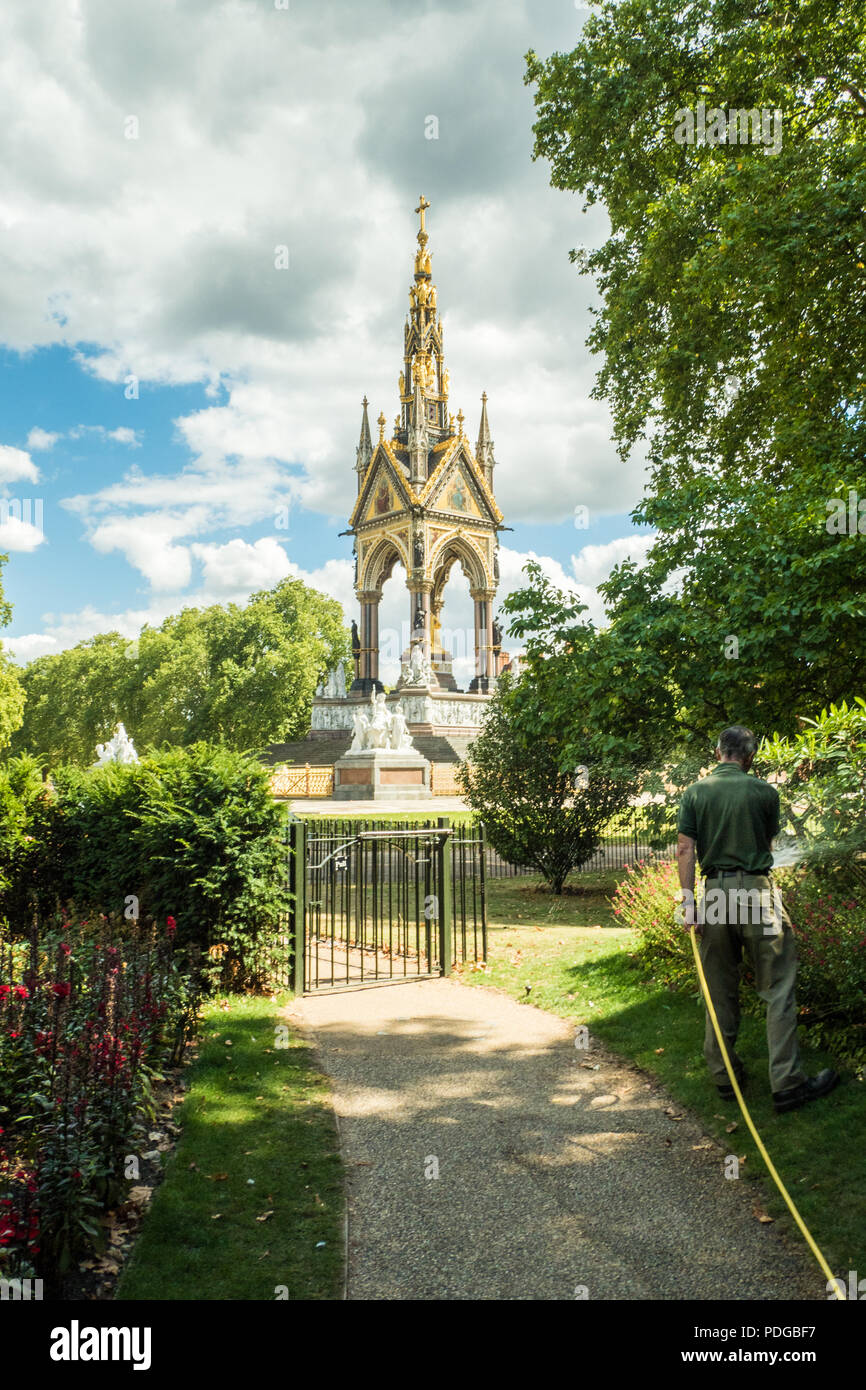 L'Albert Memorial in Kensington Gardens, South Kensington, Londra, Inghilterra Foto Stock