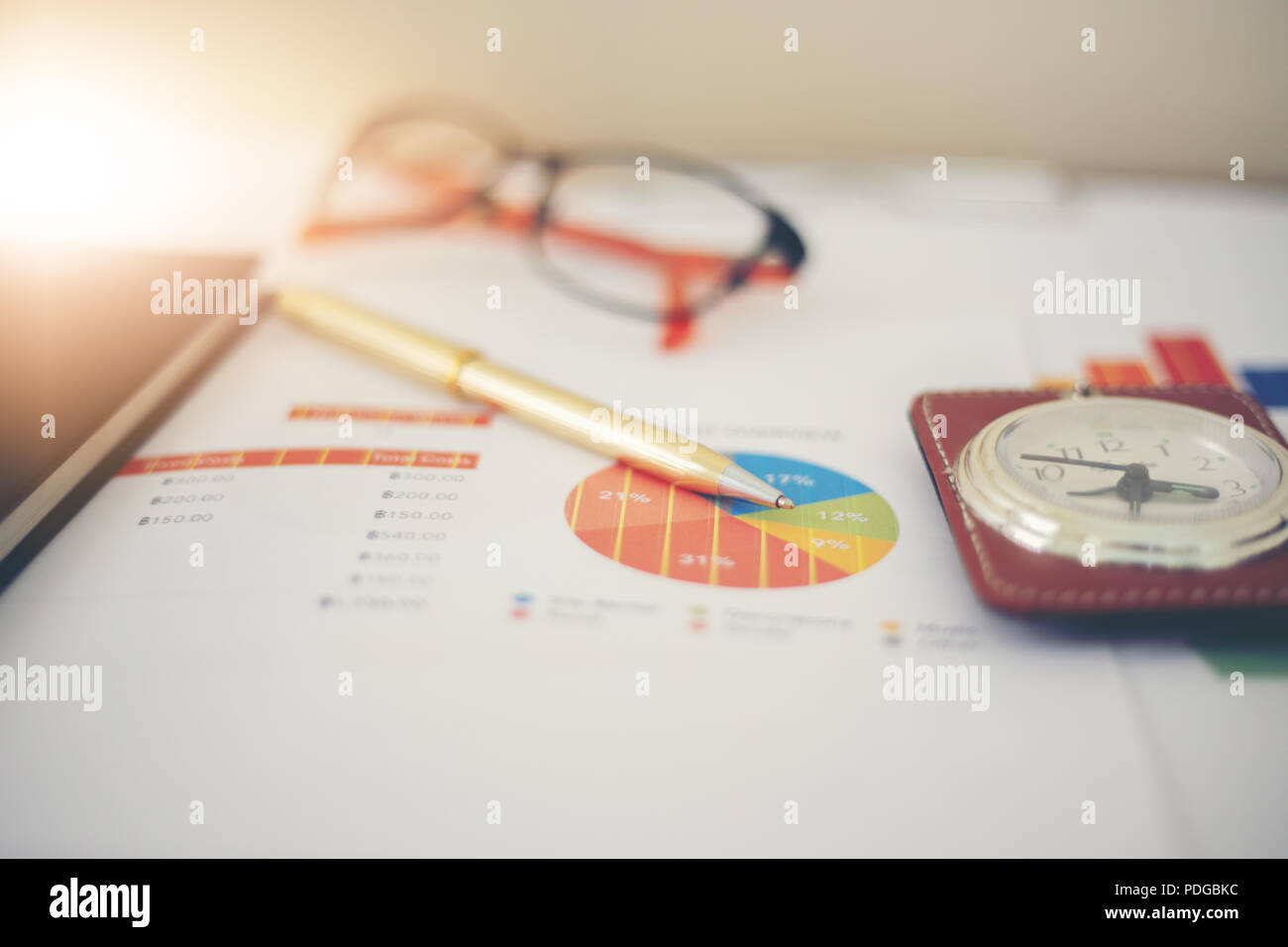 Il concetto di business di office di lavoro e di analisi grafica e orologio sul tavolo Foto Stock