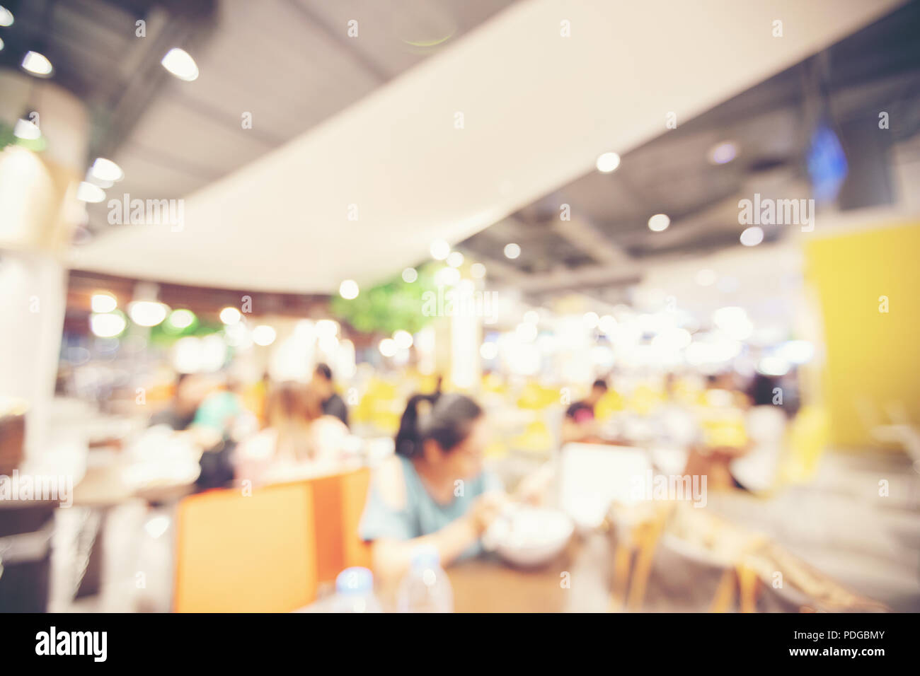 Sfocata food court al supermercato/mall per lo sfondo Foto Stock