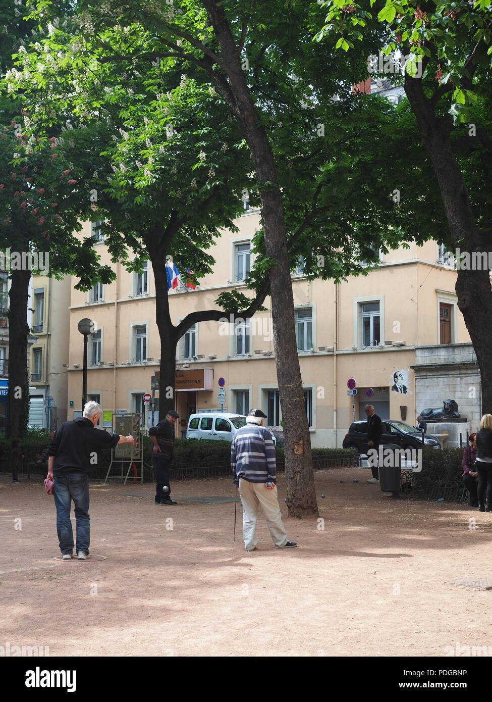 I vecchi amici a giocare a bocce francesi o Bowles a Lione, Francia Foto Stock