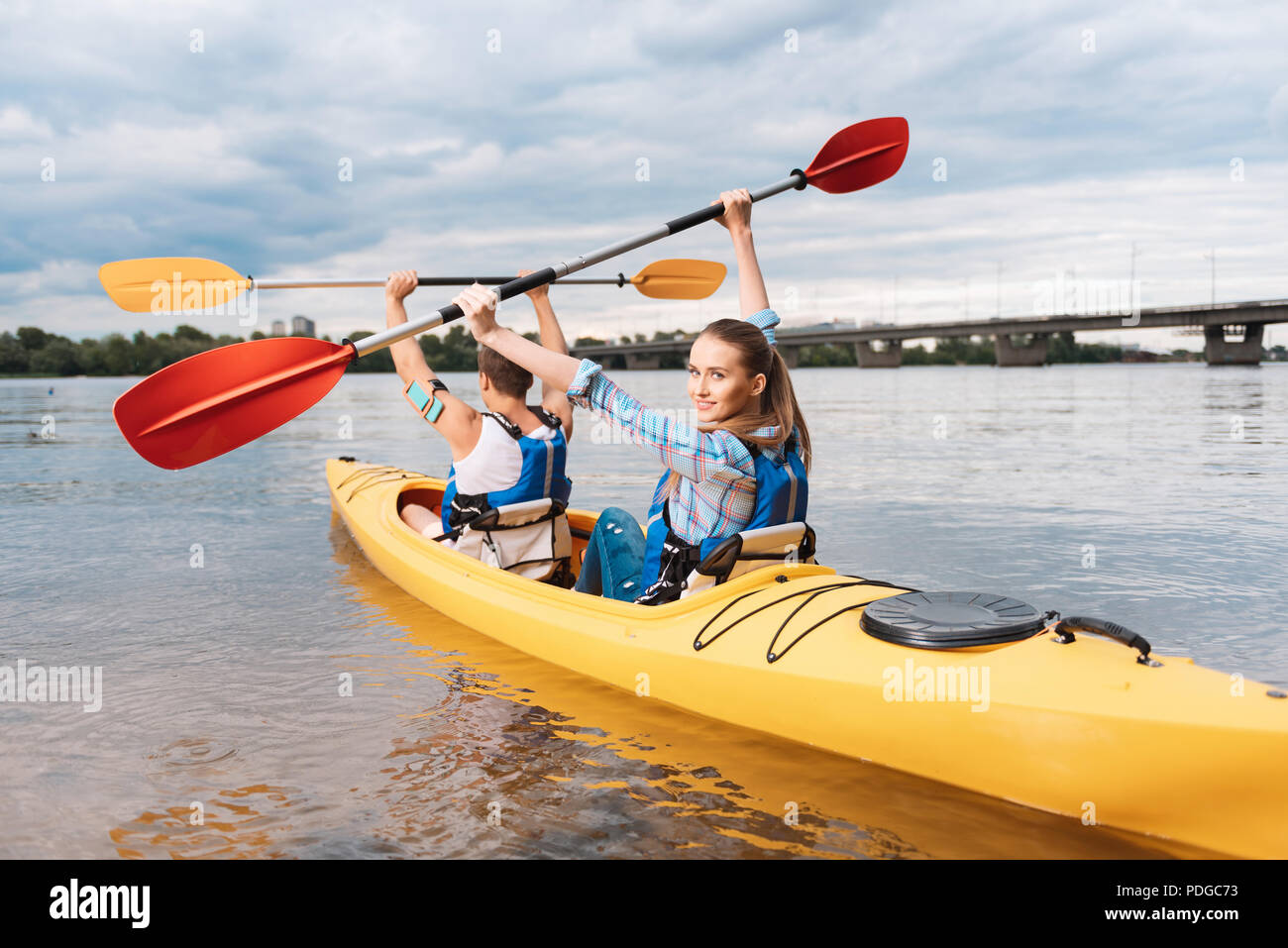 Bionda moglie sentirsi al sicuro e di suoni durante il kayak con il suo uomo Foto Stock
