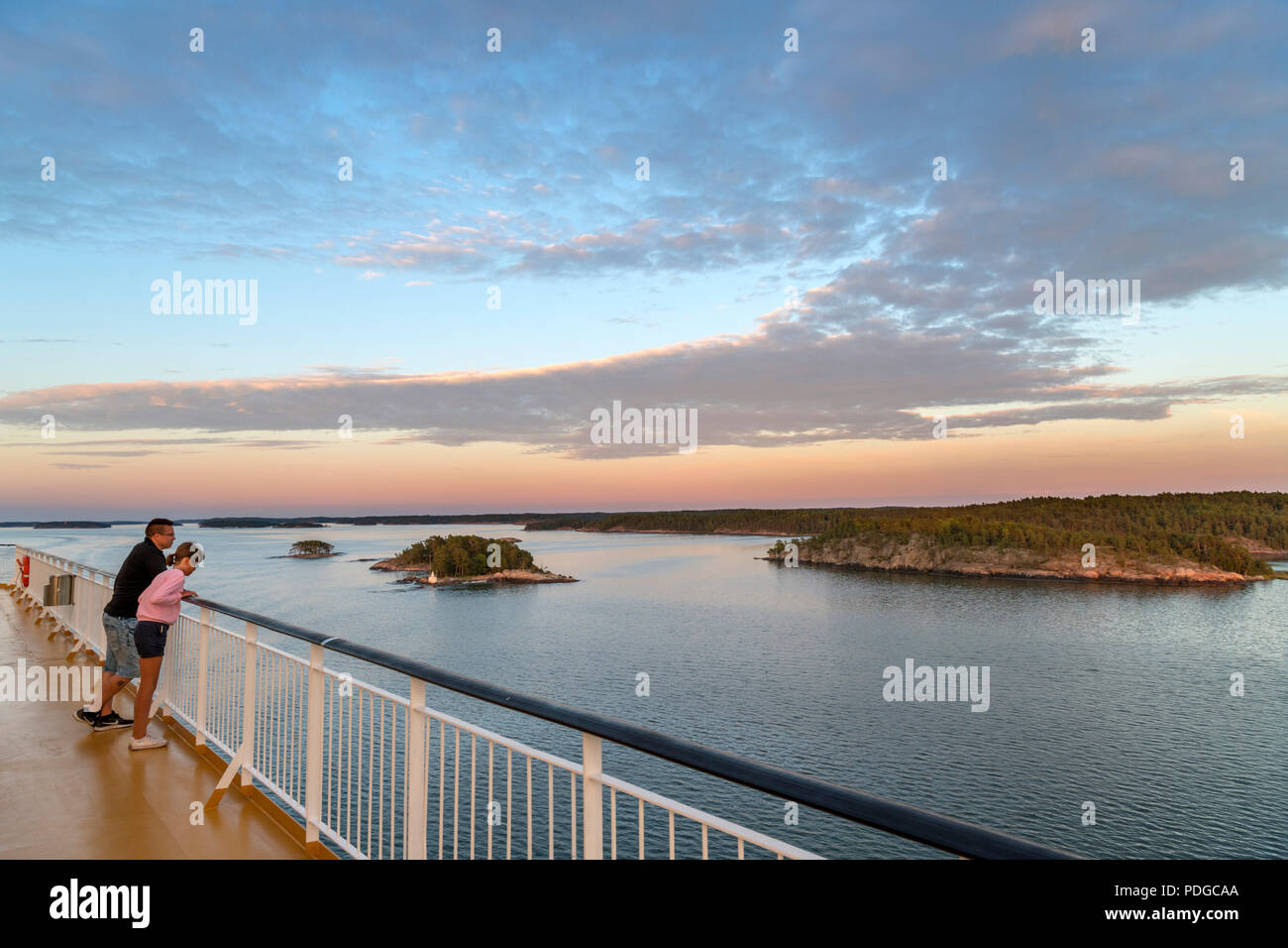 Vista dal ponte di Turku a Stockholm traghetto al tramonto, arcipelago di Turku, Finlandia Foto Stock