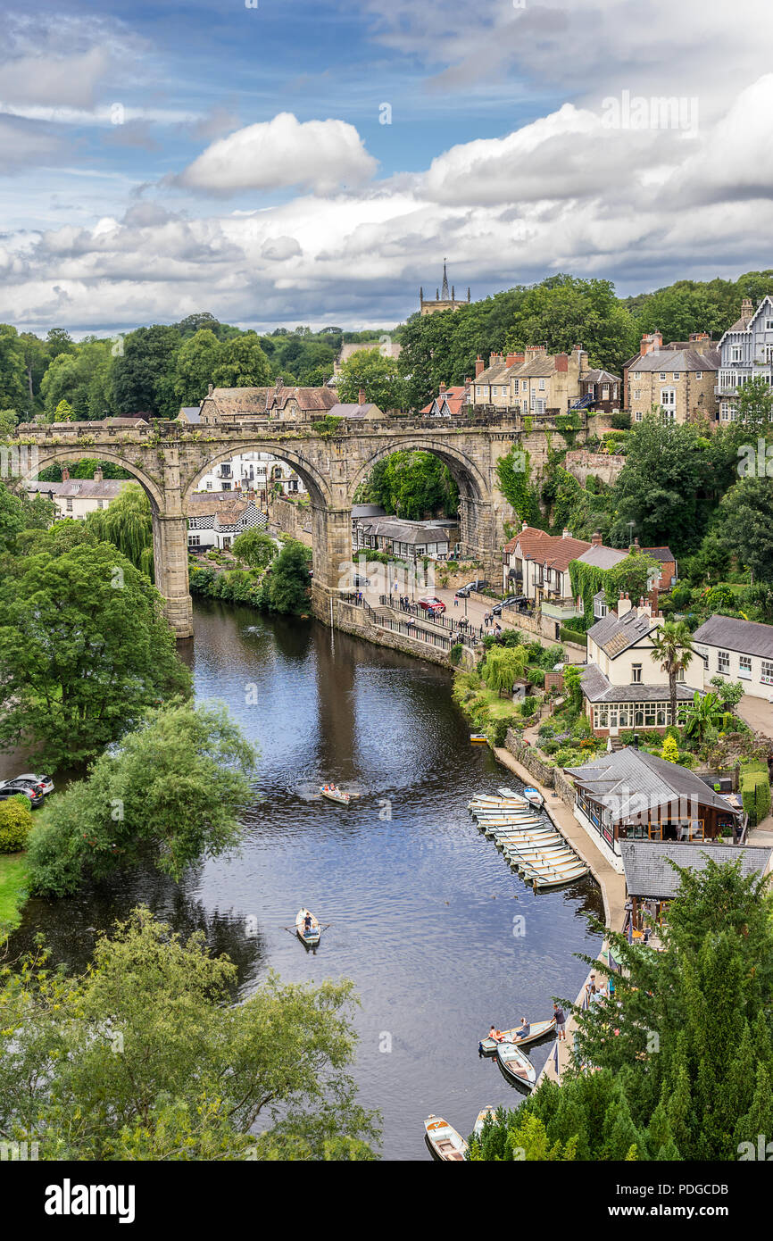 Guardando in giù il fiume Nidd alla città di Knaresborough in Yorkshire Inghilterra Foto Stock