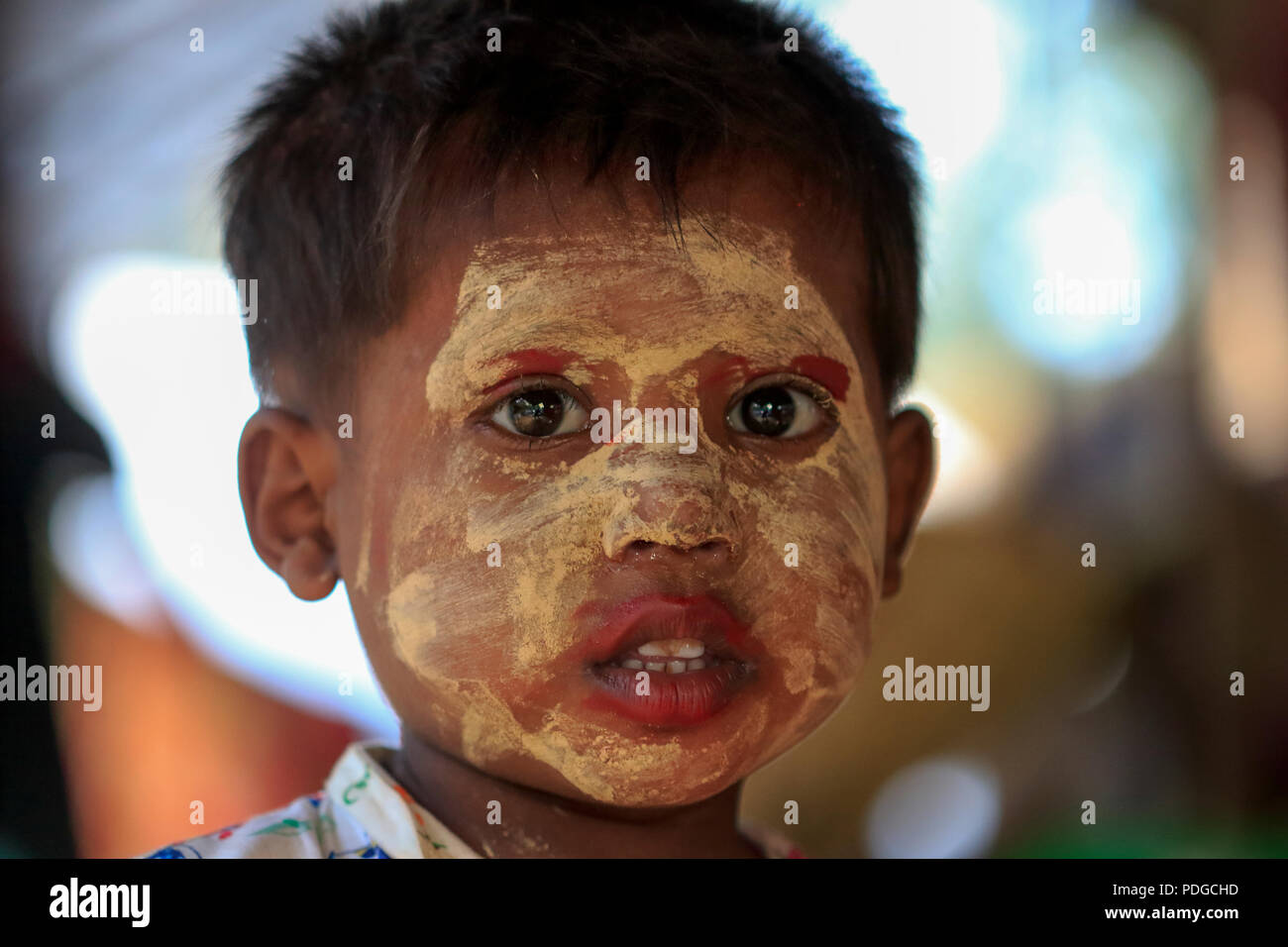 Un rifugiato Rohingya boy a Balukhali Refugee Camp. Cox's Bazar, Bangladesh Foto Stock