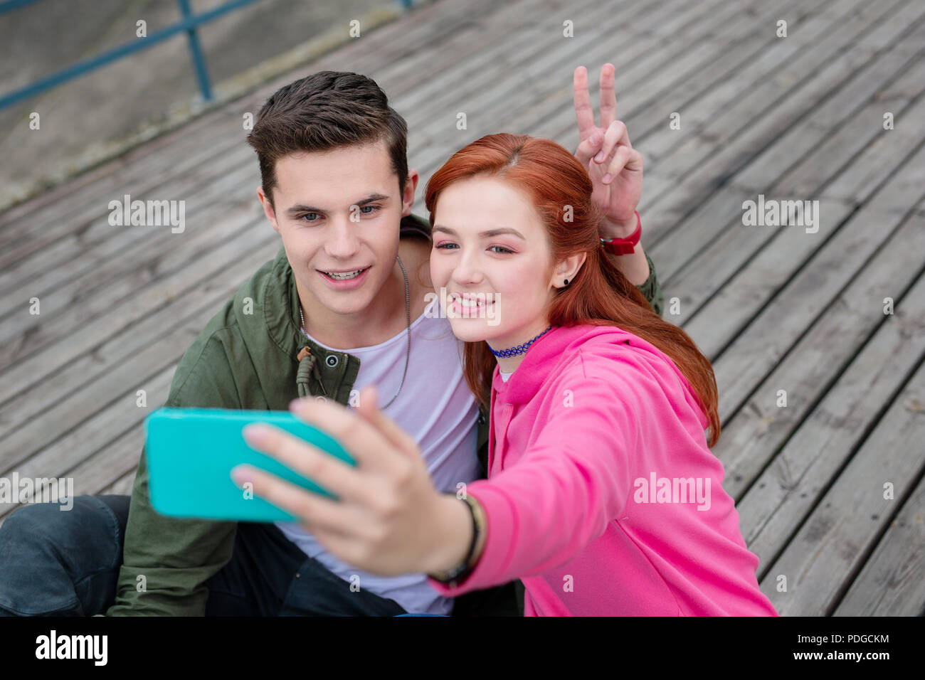 Gioiosa coppia giovane prendendo un selfie dolci ricordi. Foto Stock