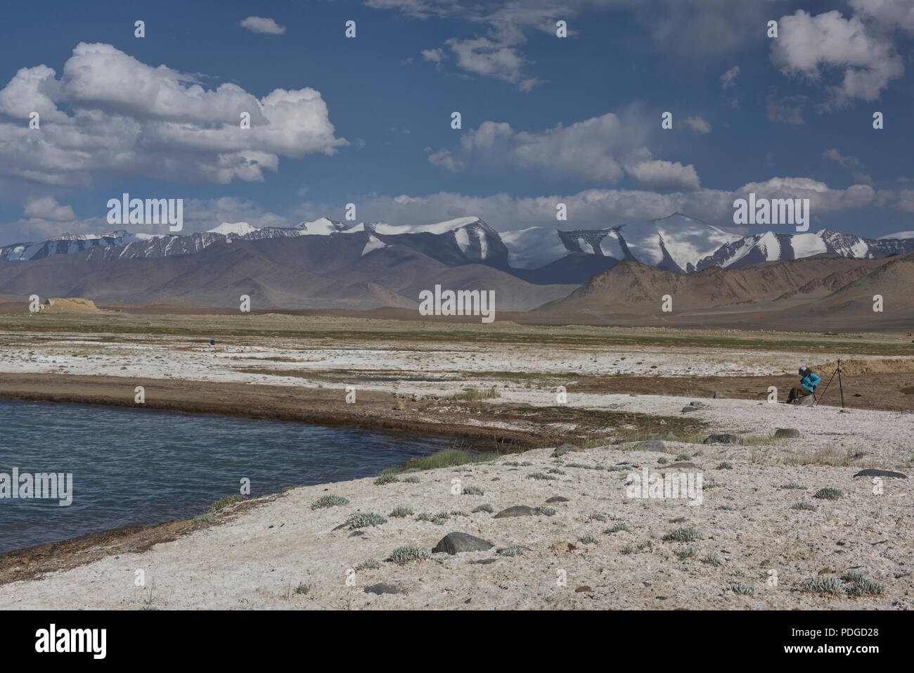 I depositi di sale accanto al Lago Karakul sull'Autostrada del Pamir, Gorno Badakshan, Tagikistan. Foto Stock